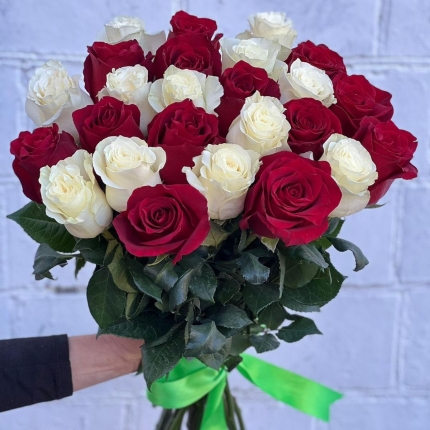 Букет «Баланс» из красных и белых роз - купить с доставкой в по Синьялам