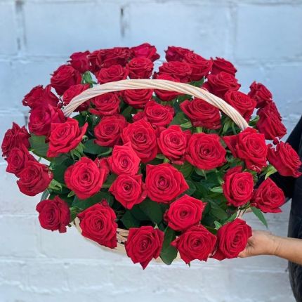 Корзинка "Моей королеве" из красных роз с доставкой в по Синьялам